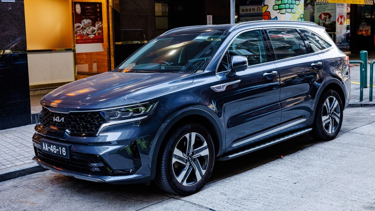 A photo of a Metallic Blue Kia Sorento