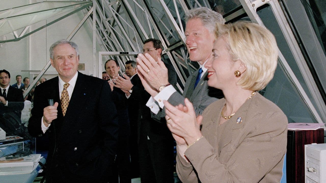 President Bill Clinton and First Lady Hillary Clinton applaud the STS-95 launch team (1998).