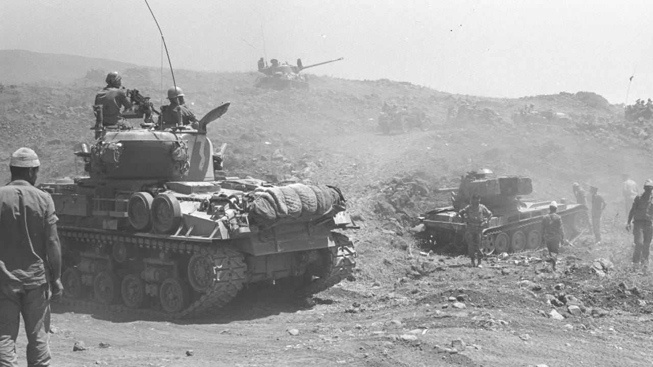 Israeli tanks invade Golan heights during Six Day War