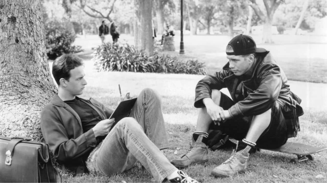 Stephen Baldwin and Josh Charles in Threesome (1994).