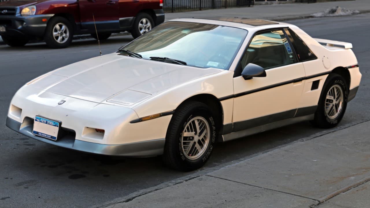 Picture of a 1985 Pontiac Fiero GT with a 2.8 litre V6 engine
