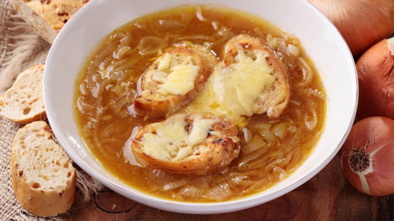 A bowl of french onion soup.