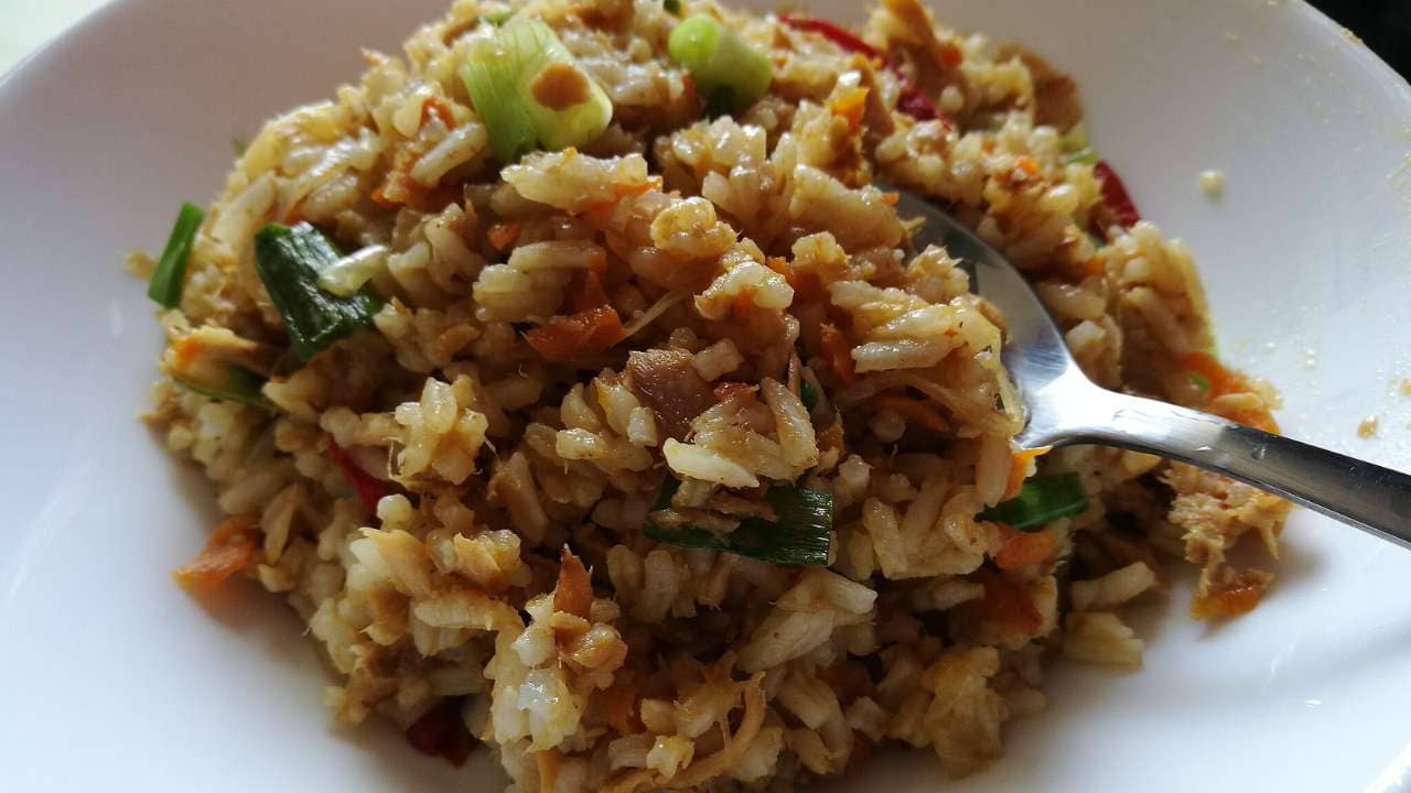 Simple Malaysian tuna fried rice made using minimum ingredients (i.e. fragrant rice, tuna in extra virgin olive oil, red onion, ginger garlic paste, red chili, carrot, sauces and spring onions).